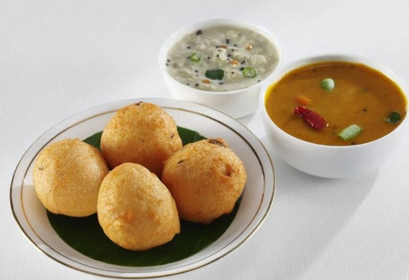Mysore (Udad Dal) Bonda with Chutney and Sambhar