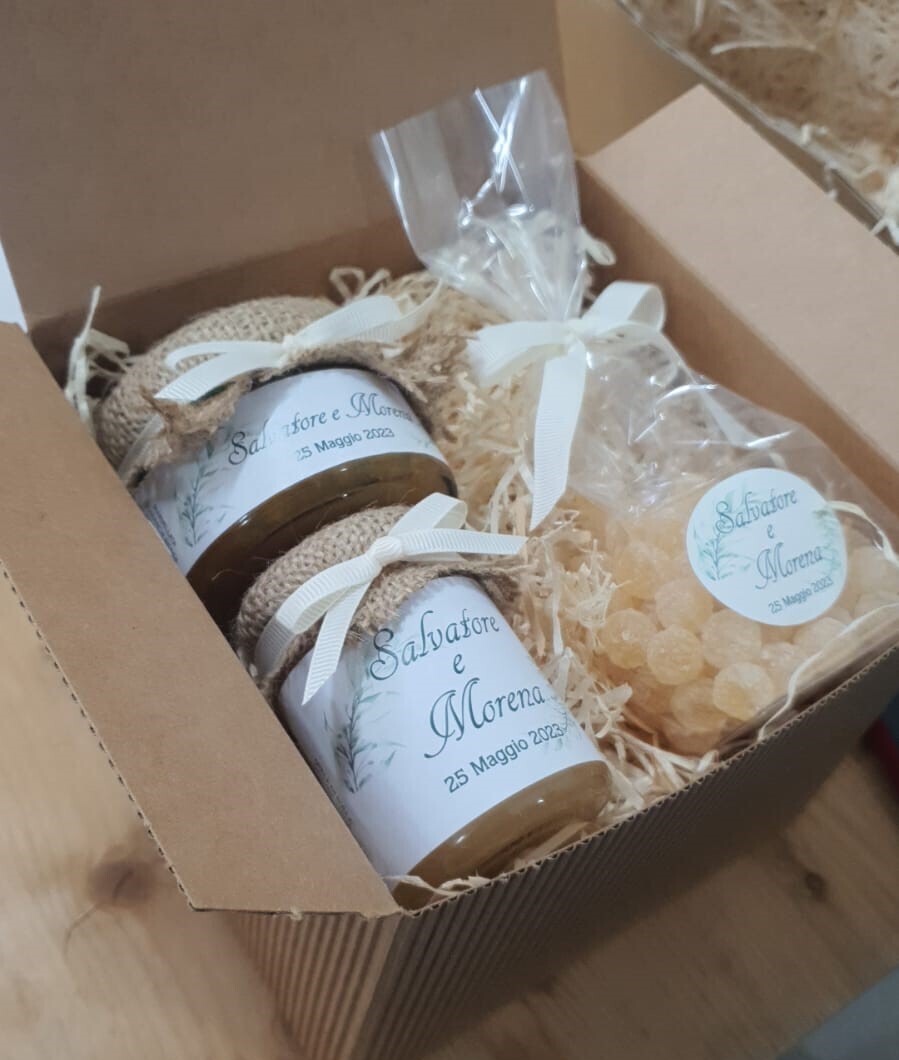 Bomboniera Matrimonio.
Scatola in cartone con Miele vaso 106g. , Marmellata 106 g. e Caramelle al miele o Miele 400g., confetti e spargimiele