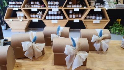 Bomboniera per qualsiasi evento personalizzata!! Scatola in cartone con Miele 400g., confetti e spargimiele