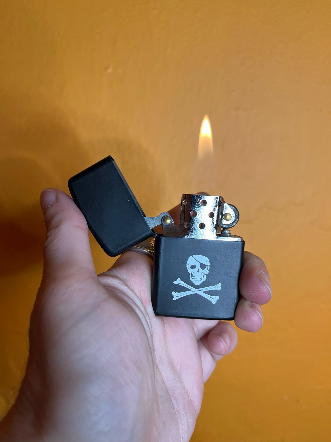 Skull &amp; Crossbones Jolly Roger Flip Top Lighter