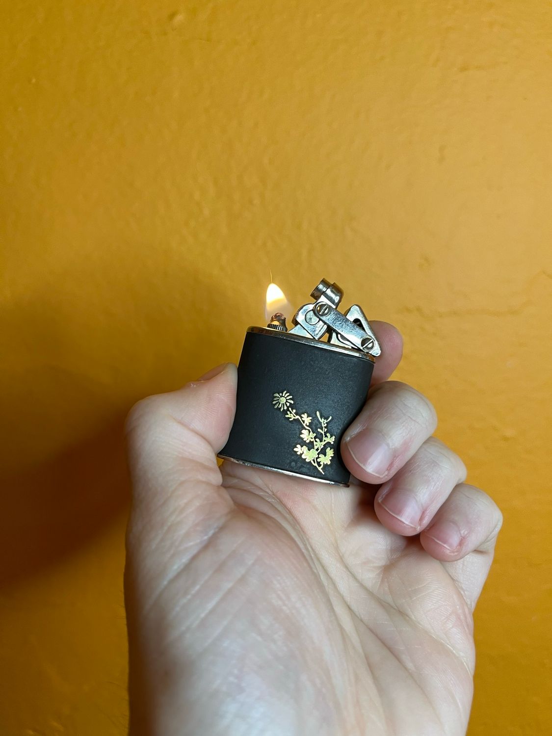 Black &amp; Gold Daisy Lighter