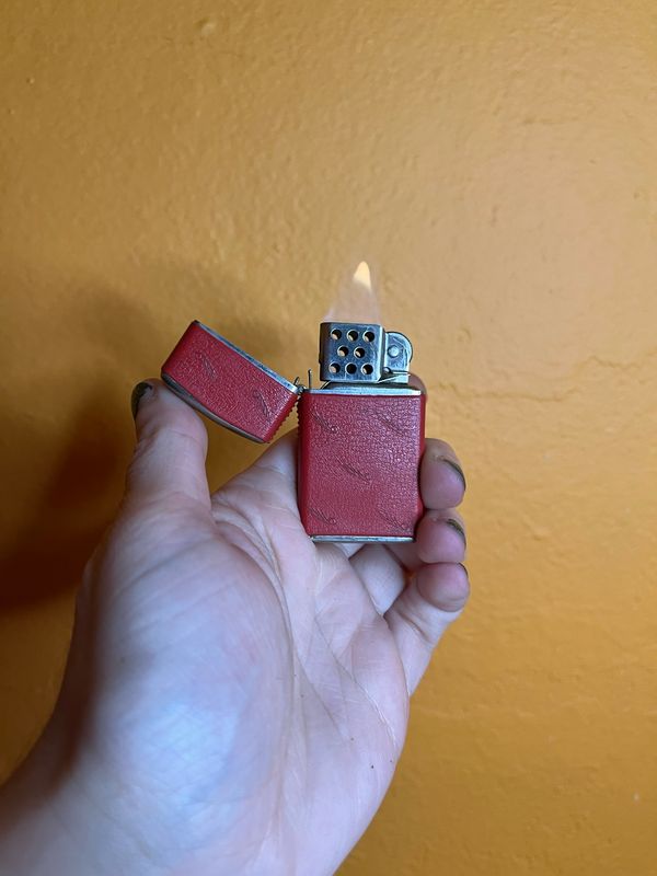 Red Feather Pattern Trimlite Austria Flip Top Lighter