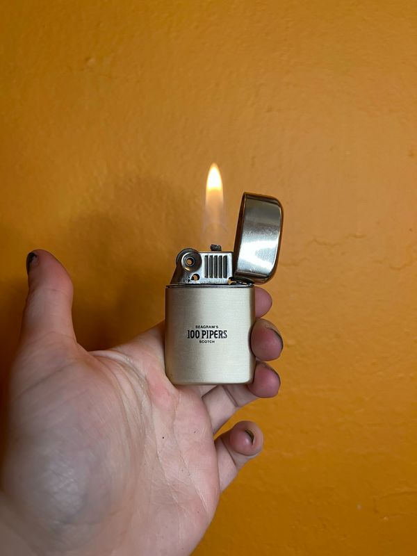 Ronson Typhoon British Empire Made Seagram’s 100 Pipers Scotch Flip Top Lighter