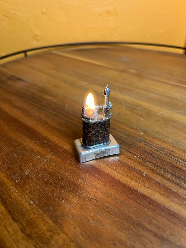 Leather Surface Mini Lift Arm Lighter