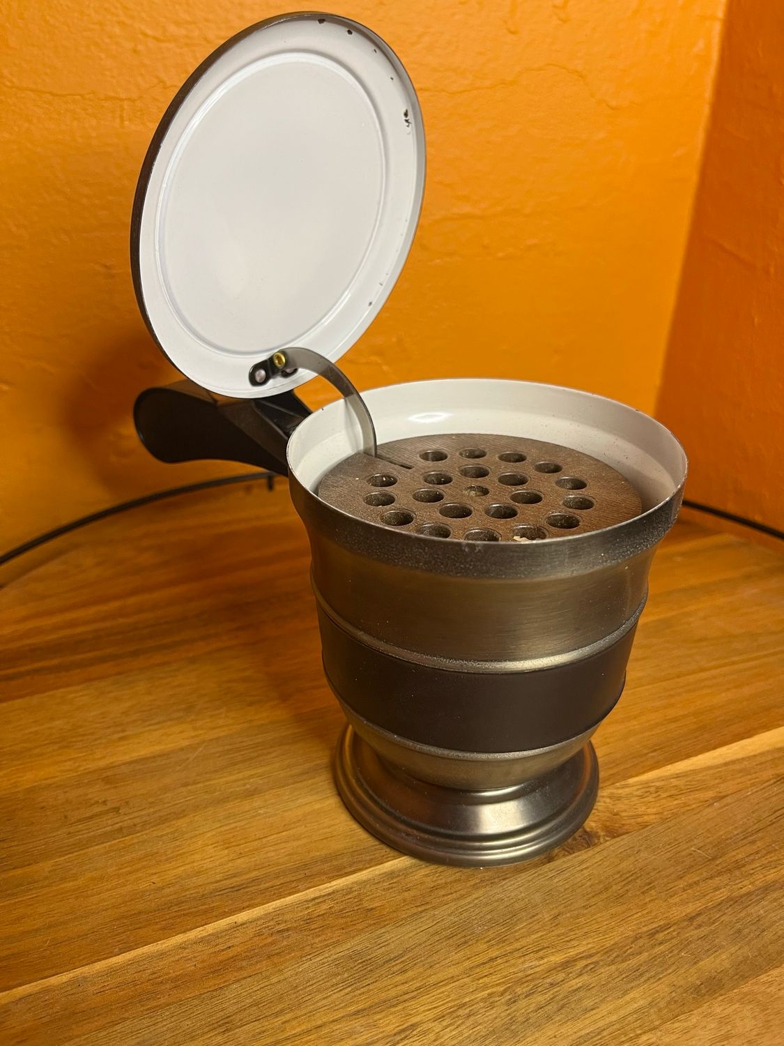 Handled &amp; Lidded Cigarette Dispenser