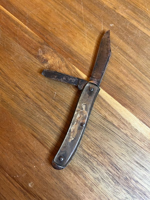 Badly Faded Blade &amp; Pry Bar Pinup Folding Knife