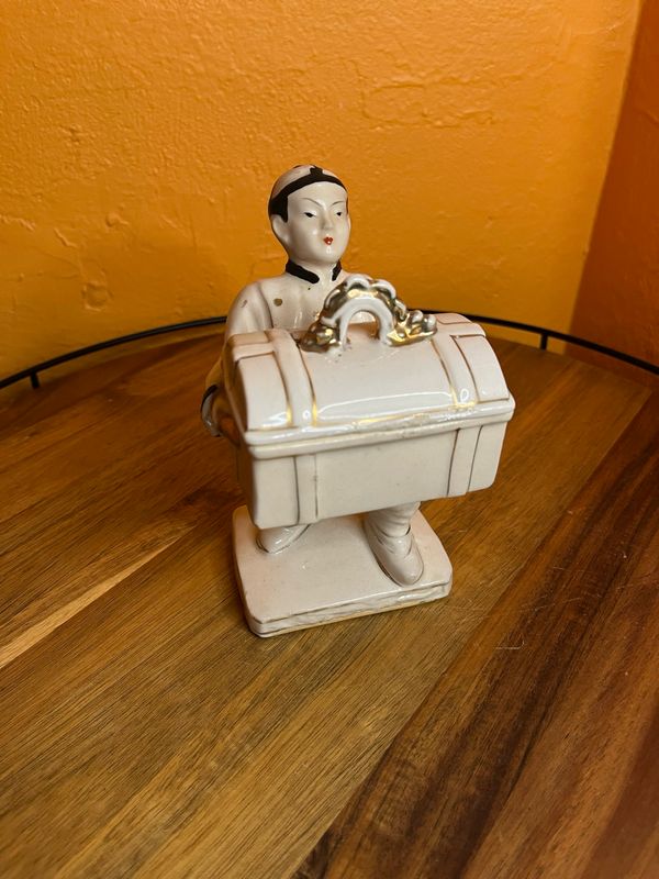 Qing Dynasty Chinese Man Holding Trunk Trinket Box Or Ashtray