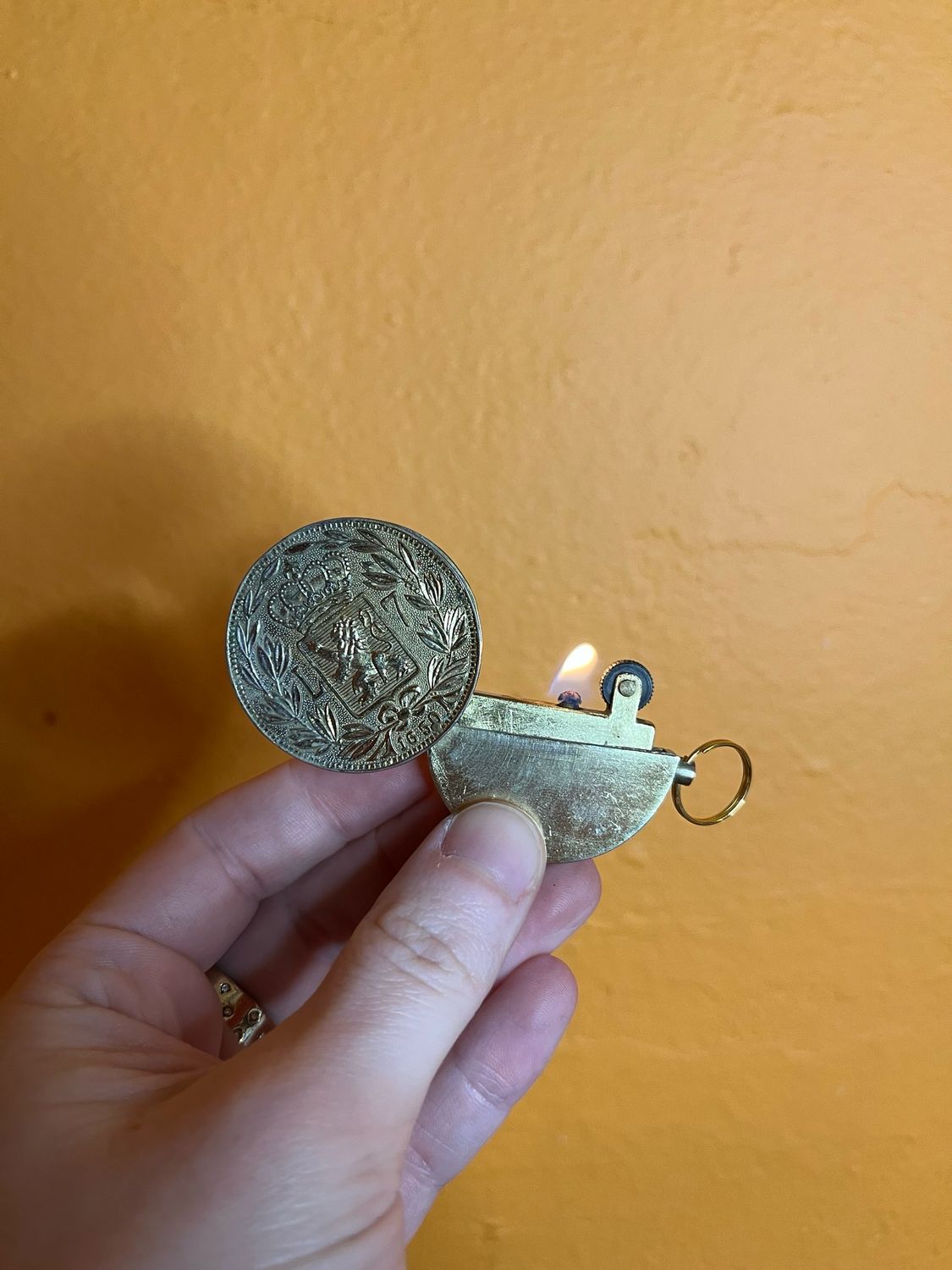 1650 Golden Lion Coin Keychain Lighter
