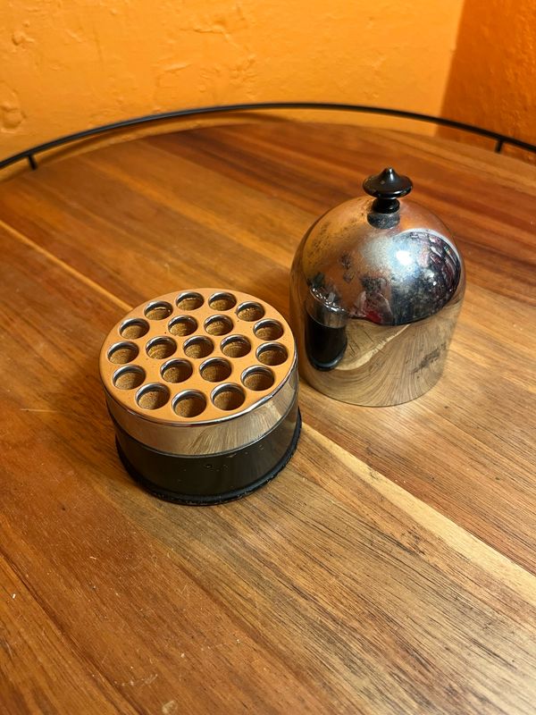 Lidded Cigarette Dispenser Holder