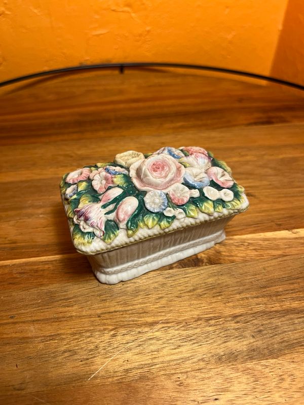 Garden Striker Ceramic Matchbox