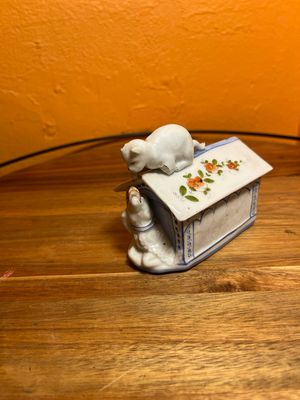 Damaged Cat On Doghouse Ceramic Matchbox