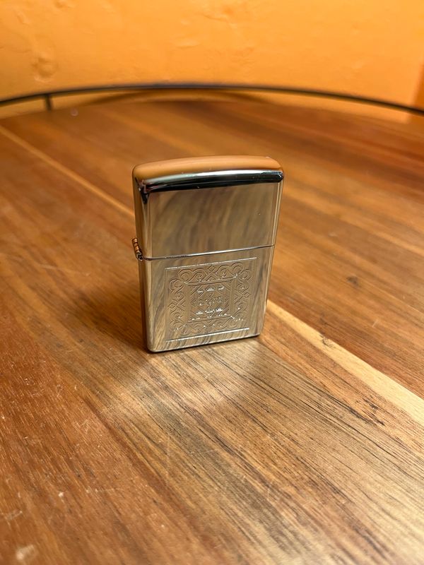 2000 Mirrored Repeating Knot Design Sealed Unstruck Zippo Lighter