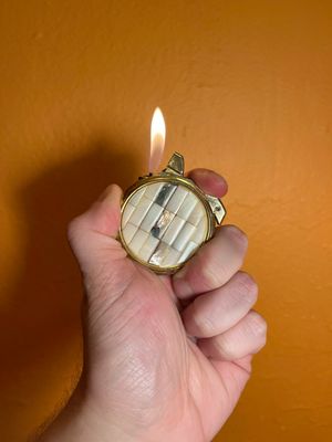 Studio 60 Round Mother Of Pearl Lighter