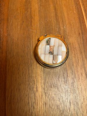 Studio 60 Round Mother Of Pearl Lighter