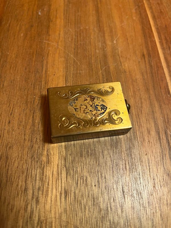 Worn Classical Couple Portable Ashtray