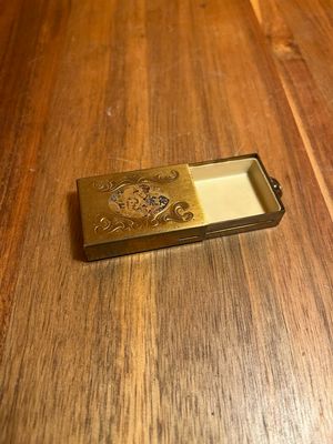 Worn Classical Couple Portable Ashtray