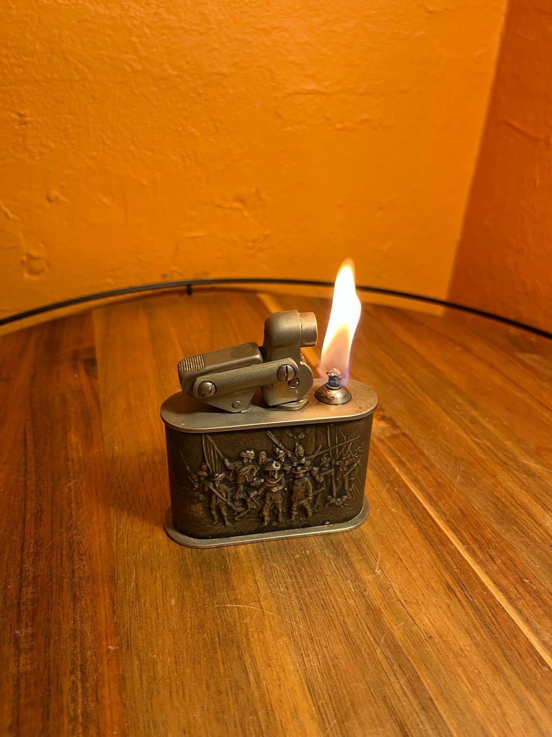 KW Historical Scene Table Lighter
