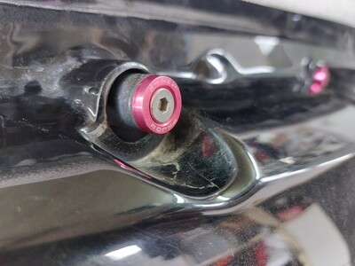 RED FAIRING SCREW M6
