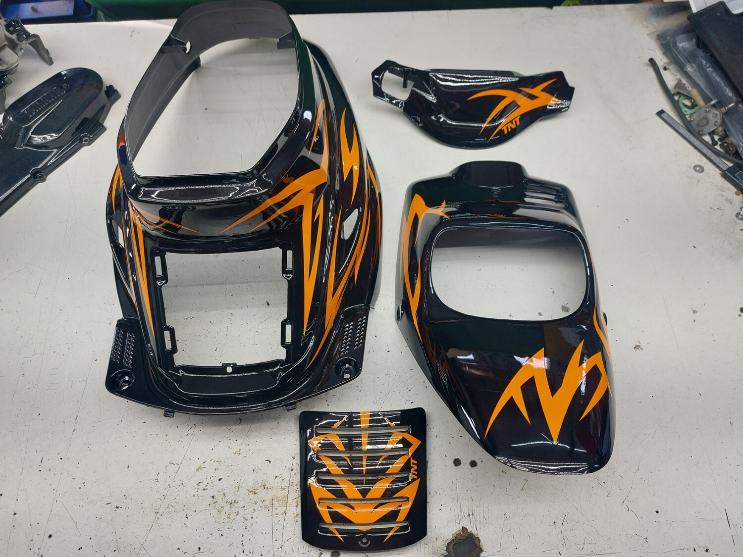 KIT PLASTIQUE TNT  BLACK/ORANGE MANGA