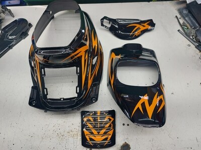 KIT PLASTIQUE TNT  BLACK/ORANGE MANGA