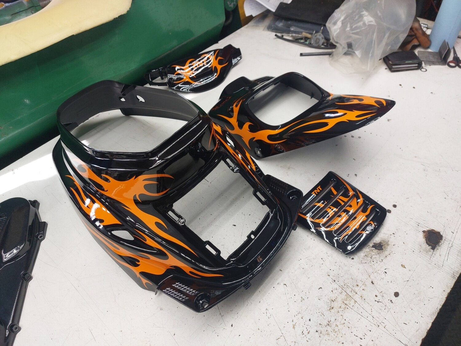 PLASTIC KIT TNT FLAMING BLACK/ORANGE