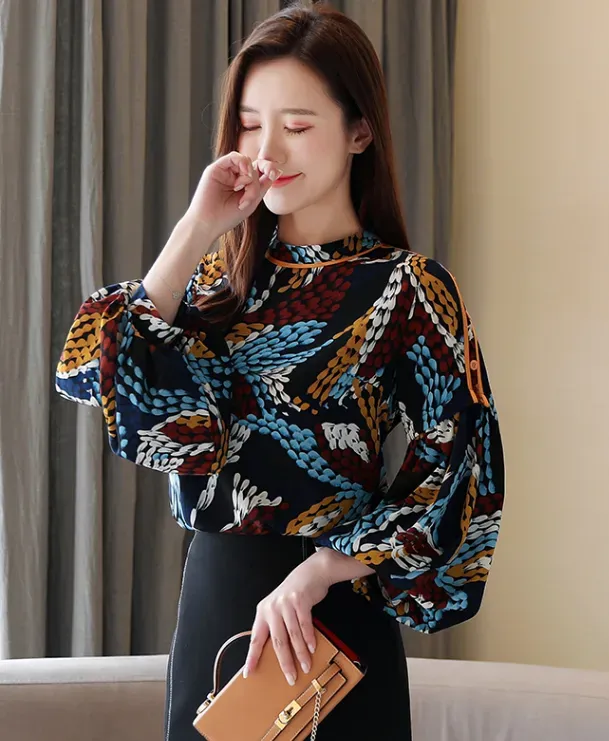 بلوزة نسائية بطباعة و الوان جميلة و اكمام منفوخة