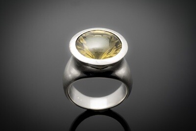 Ring aus Sterlingsilber mit großem Lemon-Citrin