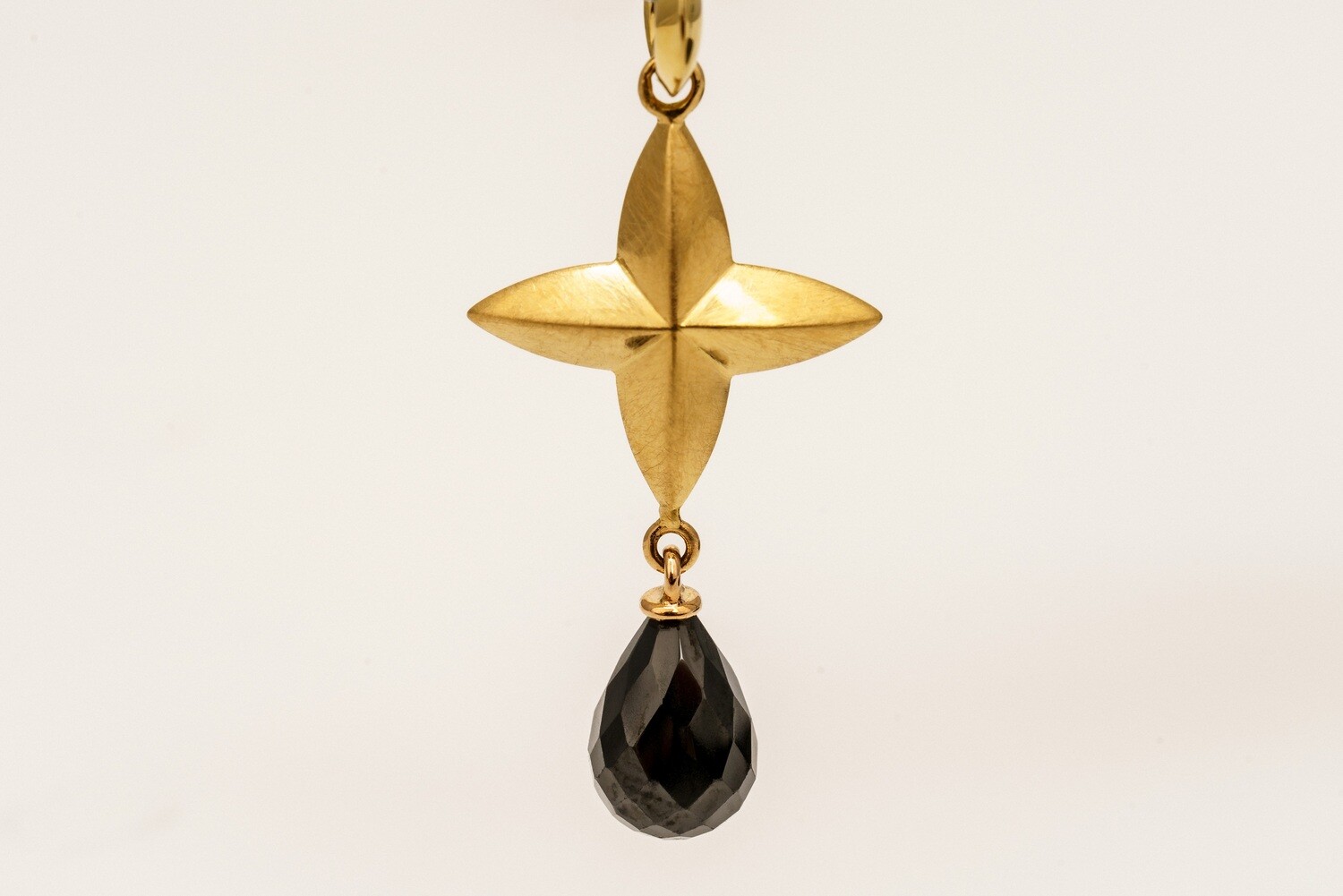 750/- Goldstern mit Spinell-Stein