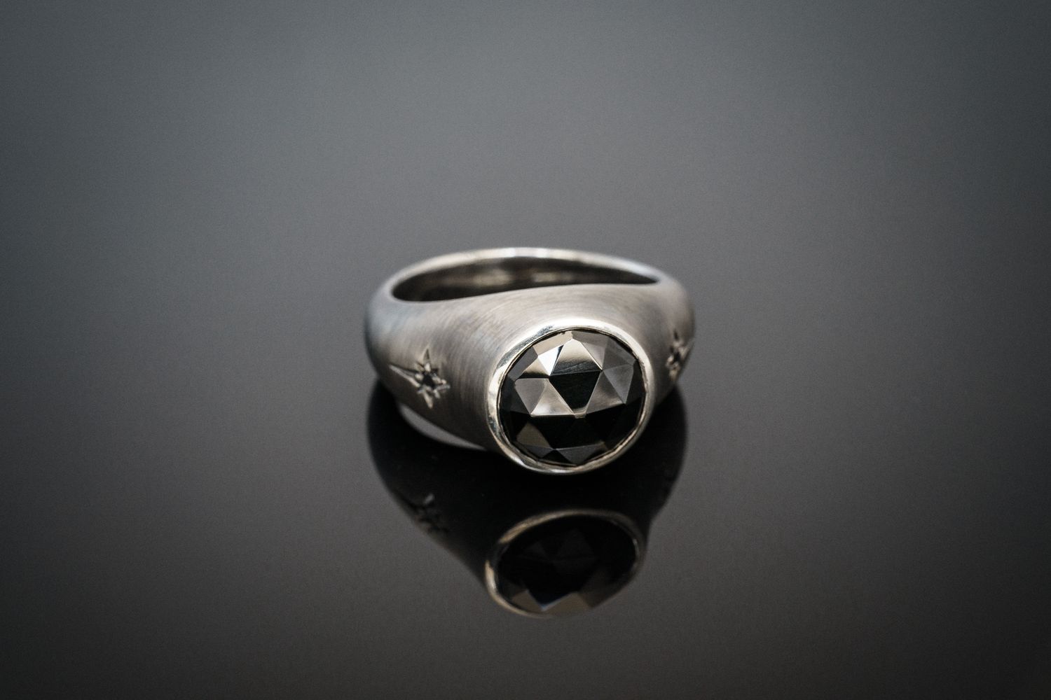 dunkler Silberring mit Spinellrose und Brillanten