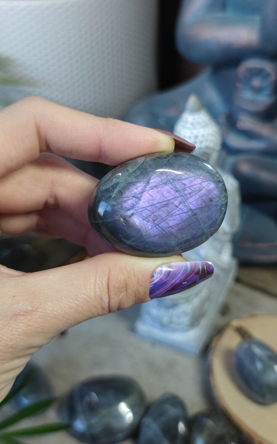 Galet de Labradorite Grise aux reflets Violet (au choix), Style et Prix: Pierre 2 - L4,60 x L3,40cm environ