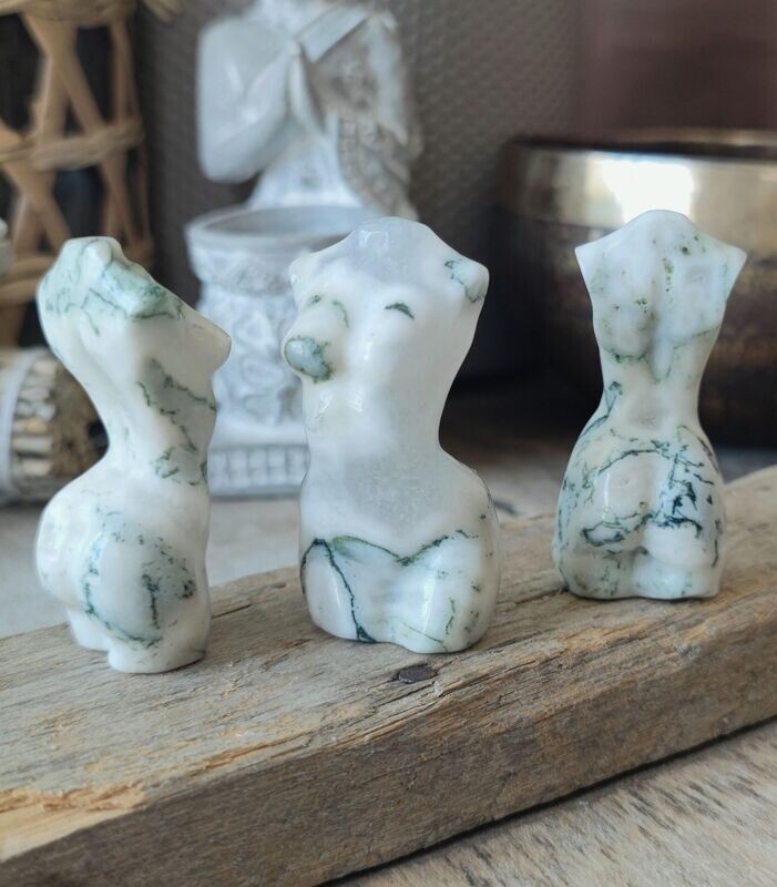 Petite Statue Corps de Femme en Agate Mousse