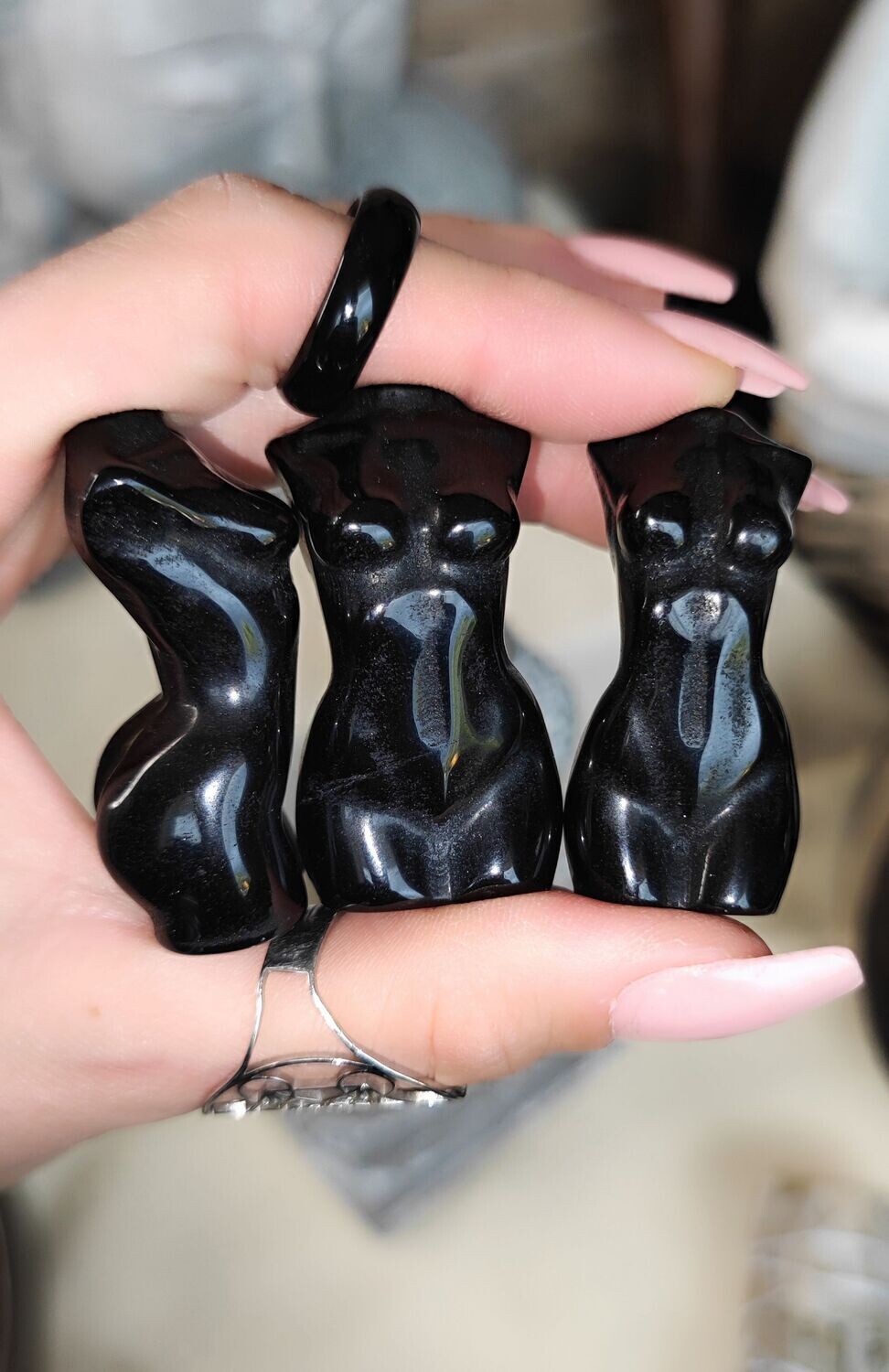 Petite Statue Corps de Femme en Obsidienne Noire