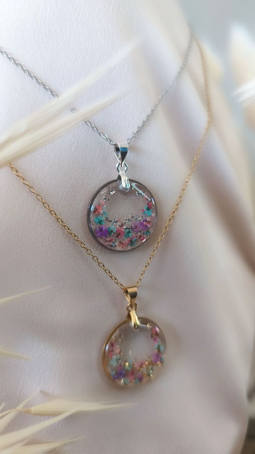 Collier "OSTARA" - Fleurs Bleues, Roses et Lilas - Acier Inoxydable Doré ou Argenté