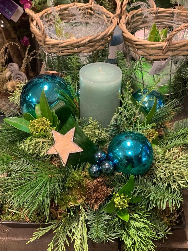 kerststuk blauw op schaal