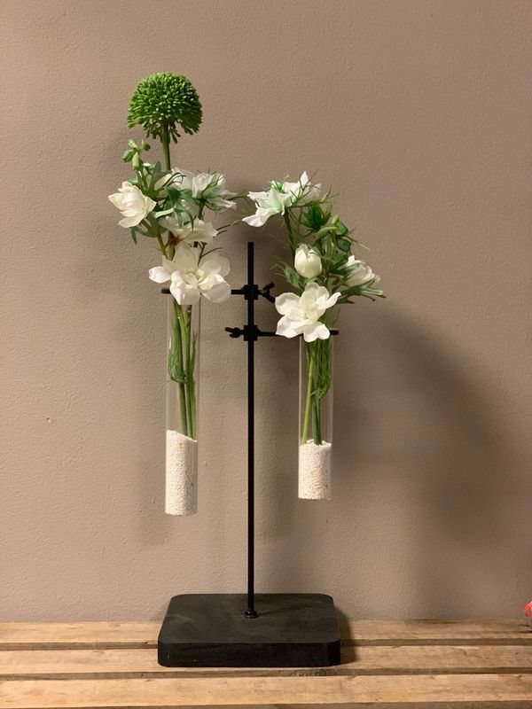 Witte bloemen op standaard