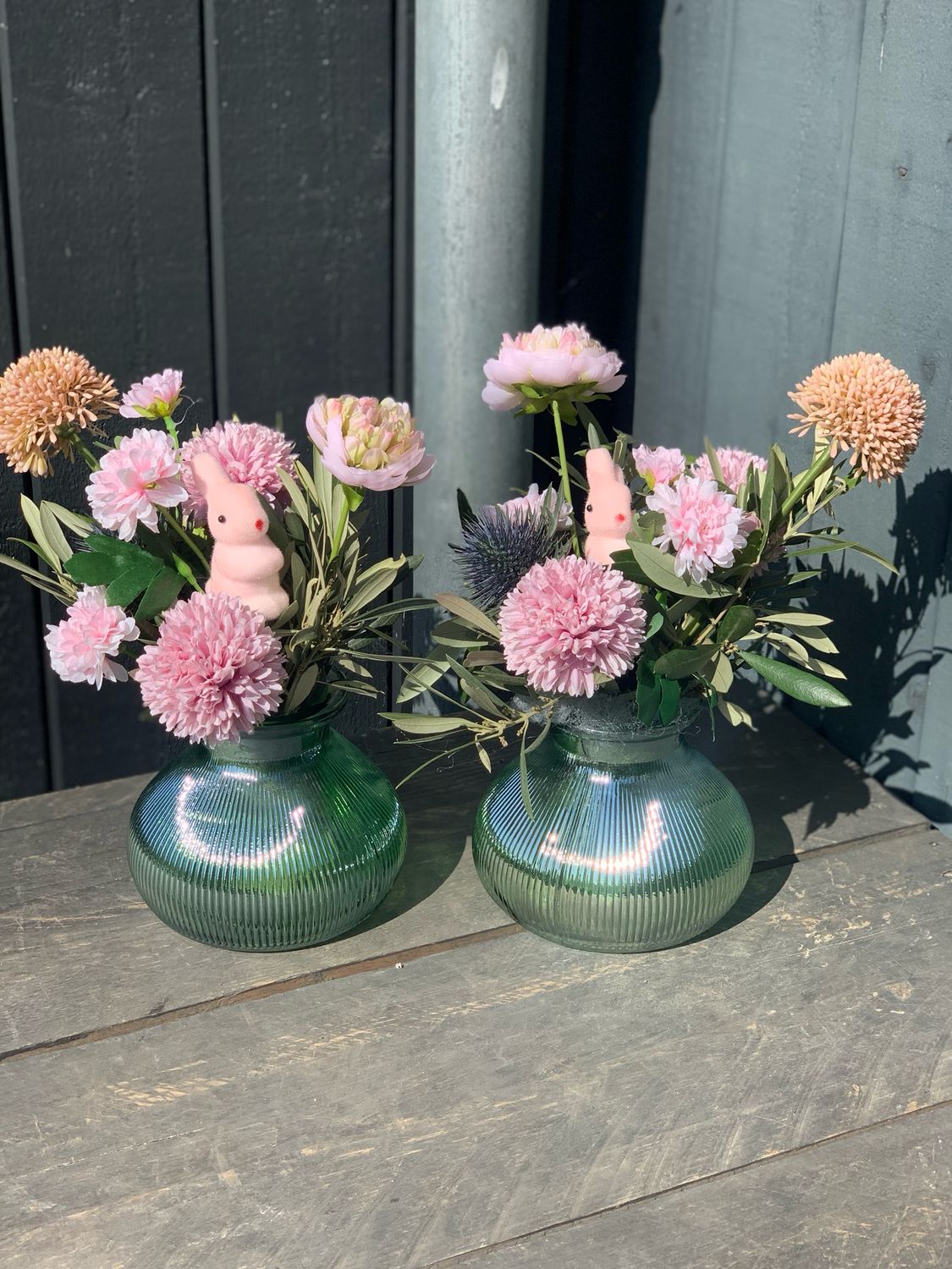 Groen opgemaakt vaasje met roze zijde bloemen