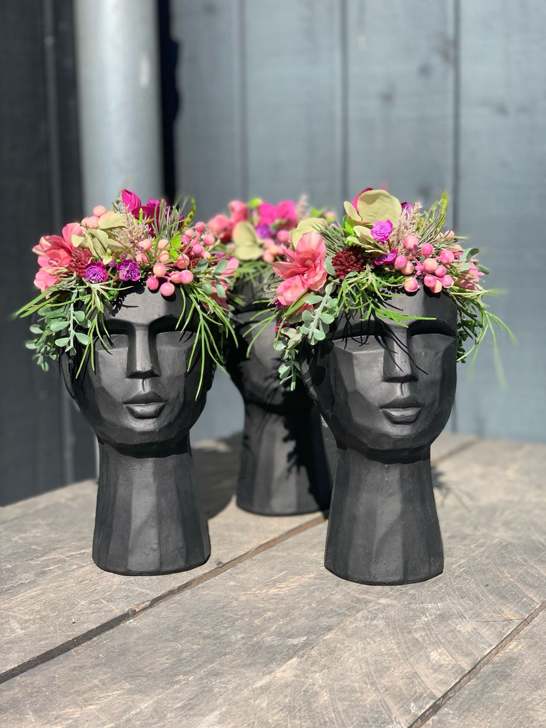 Betonnen kopje met bloemen kapsel