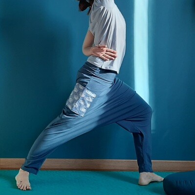 HAMSA - Pantaloni realizzati a mano in cotone biologico con tasca. Colori ottanio, verde, grigio.
