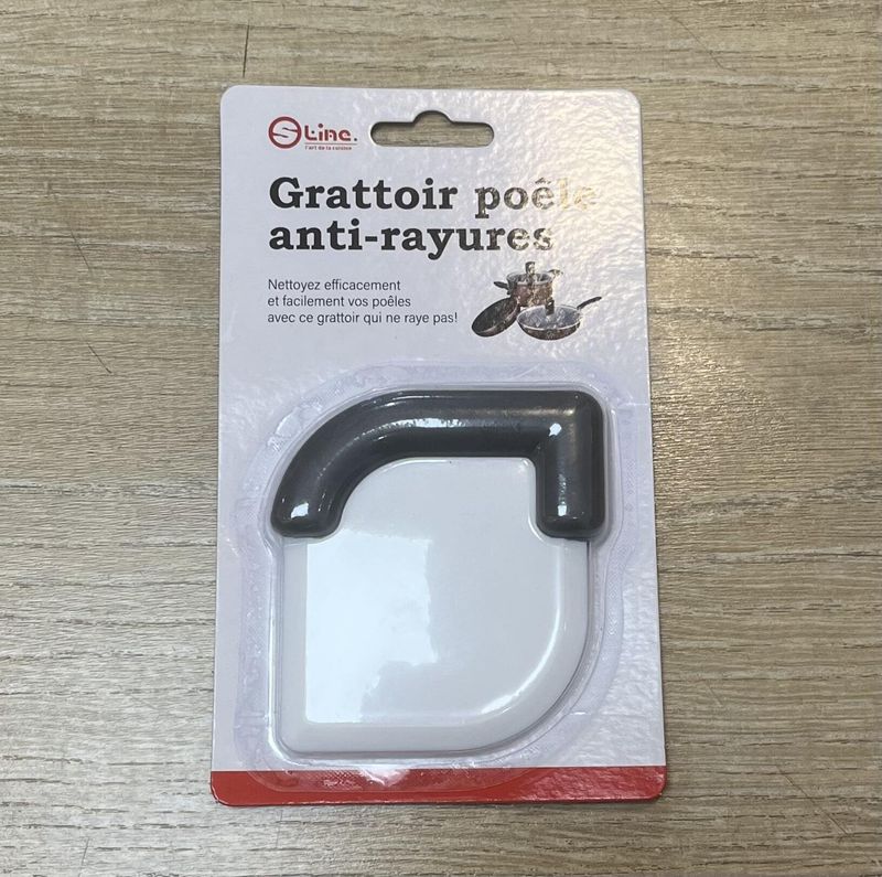 Grattoir poêle anti-rayures. Pour nettoyer sans abimer.