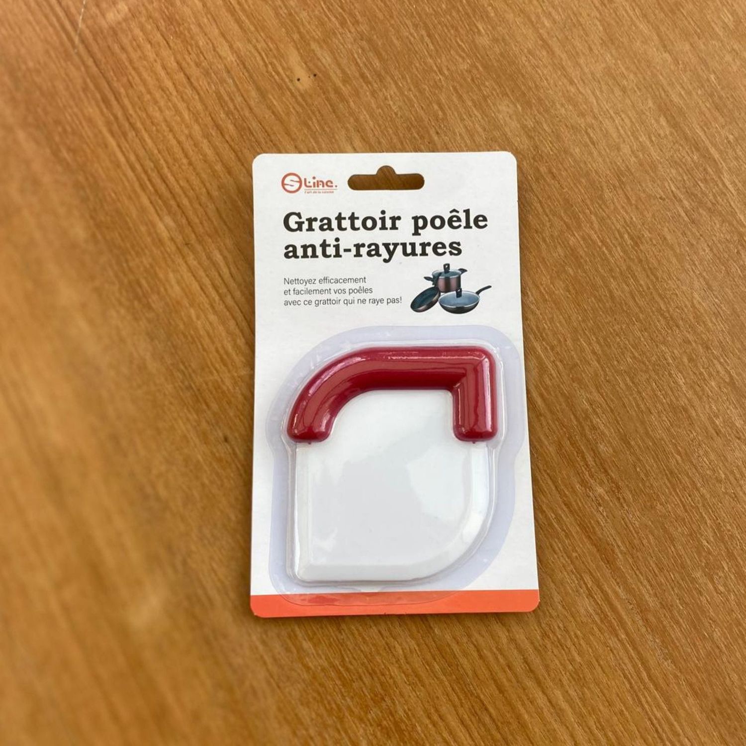 Grattoir poêle anti-rayures. Pour nettoyer sans abimer.