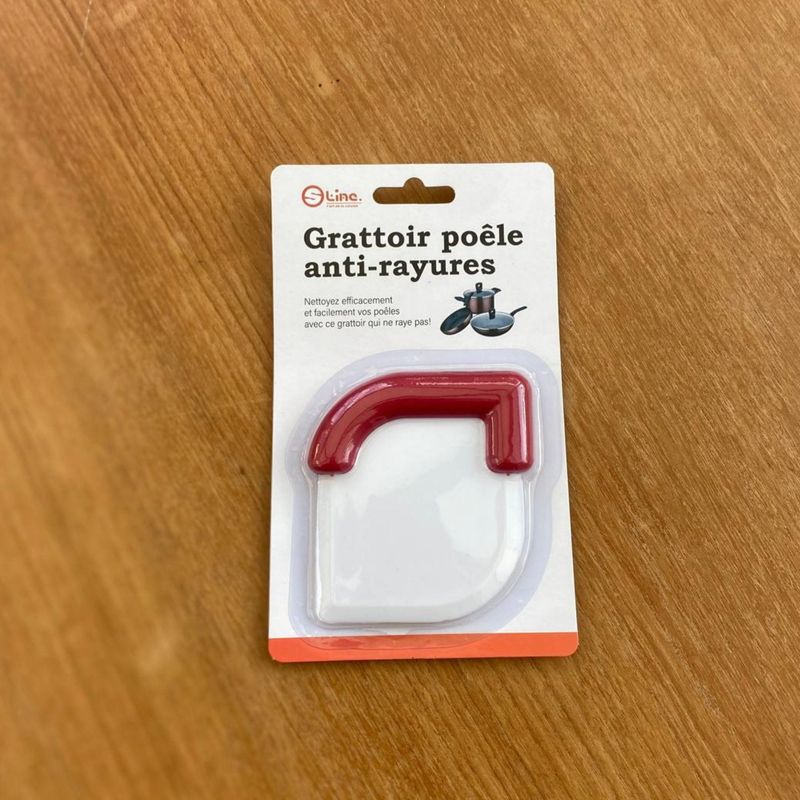 Grattoir poêle anti-rayures. Pour nettoyer sans abimer.