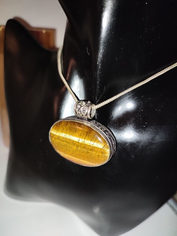Pendentif avec oeil de tigre en argent tibétain