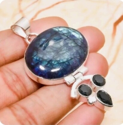 Pendentif en argent labradorite et spinelles noire 