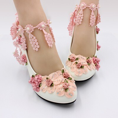 Sapatos de noiva de couro, decoração de flores, salto alto