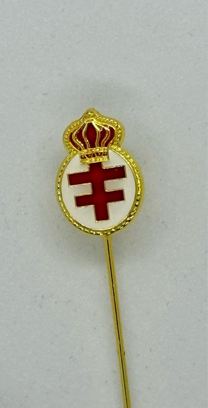 Krone mit Anstecknadel