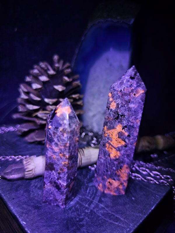 ⚡ Yooperlite Towers – UV Lightning in Stone ⚡