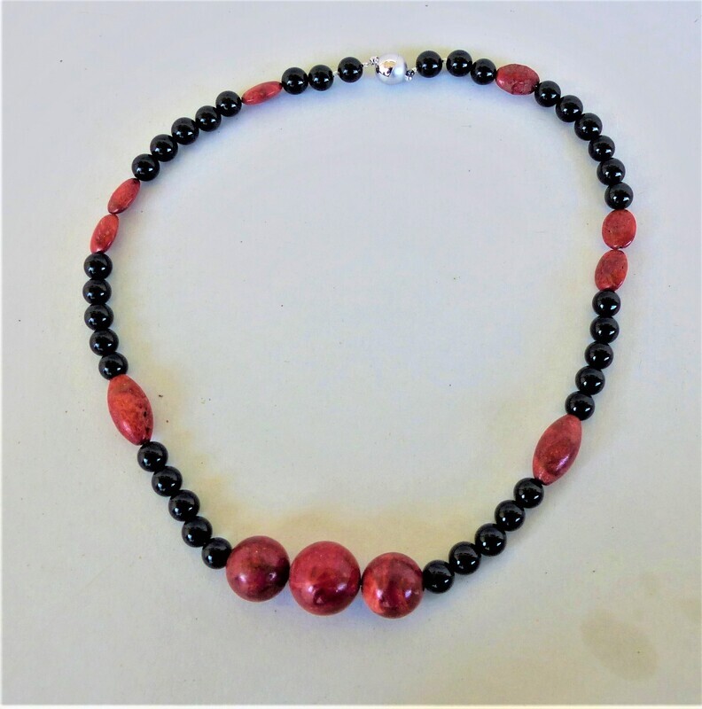 Halskette, Effektvolle rote Korallen-Kette raffiniert kombiniert mit schwarzem Onyx-Perlen, Handverlesen und Hand montiert,
