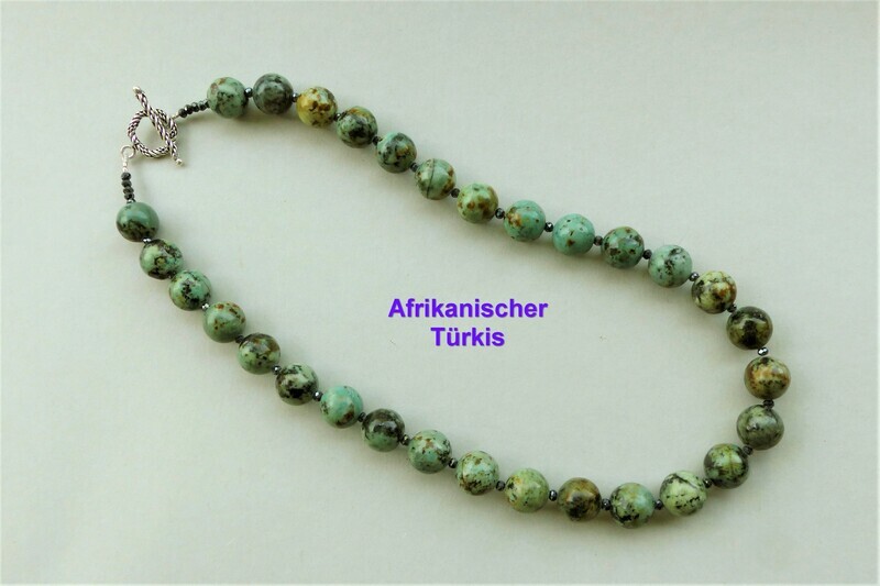 Grüne Edelsteinkette mit afrikanischen Türkisen, handgefertigt & einzigartig. Tolles Geschenk aus der Natur