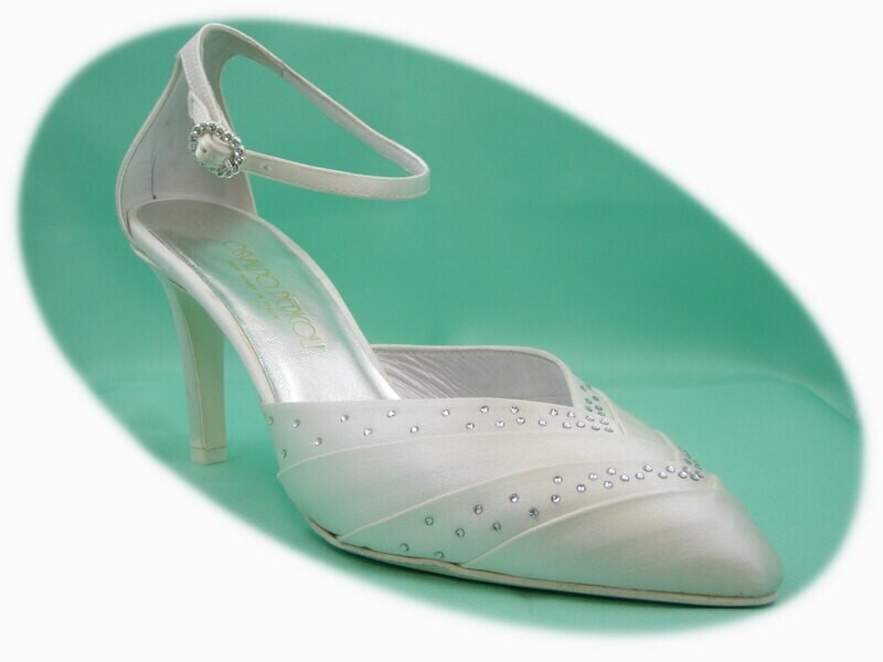 SCARPA DA SPOSA Osvaldo Pericoli, Sandalo in raso seta avorio con tacco 8cm. SCARPA DA SPOSA Osvaldo Pericoli, Sandalo in raso seta avorio con tacco 8cm.