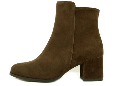 Stivaletto Donna in Pelle Camoscio Marrone, Tacco Medio 5 cm, Osvaldo Pericoli - DT195 Stivaletto Donna in Pelle Camoscio Marrone, Tacco Medio 5 cm, Osvaldo Pericoli - DT195